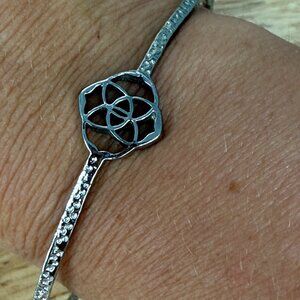 Kendra Scott Silver-Tone Textured Bangle Bracelet With Geometric Centerpiece